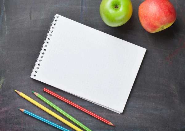 Κενό σημειωματάριο, μολύβια και μήλα — Φωτογραφία Αρχείου