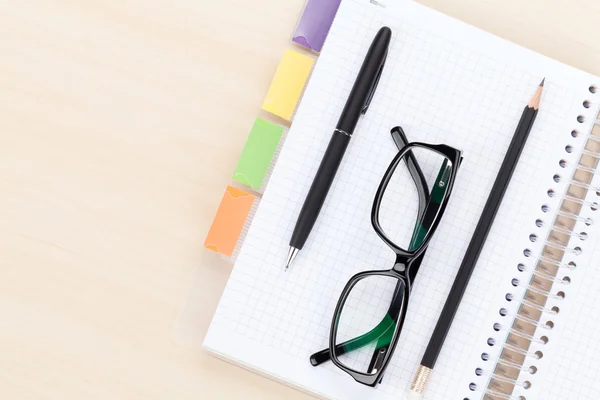 Office bord med glas över anteckningar — Stockfoto