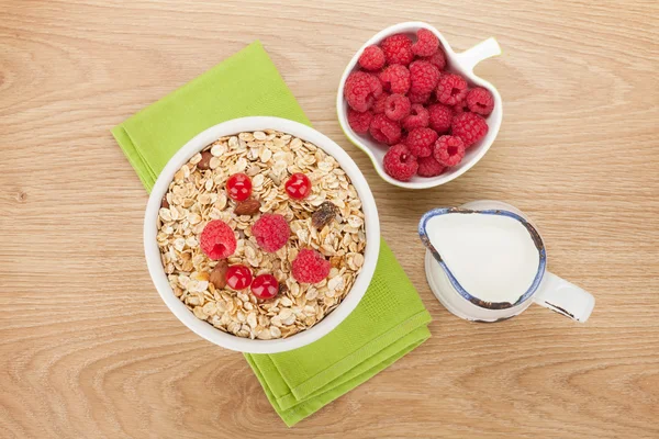 Petit déjeuner à la menthe avec muesli, baies — Photo