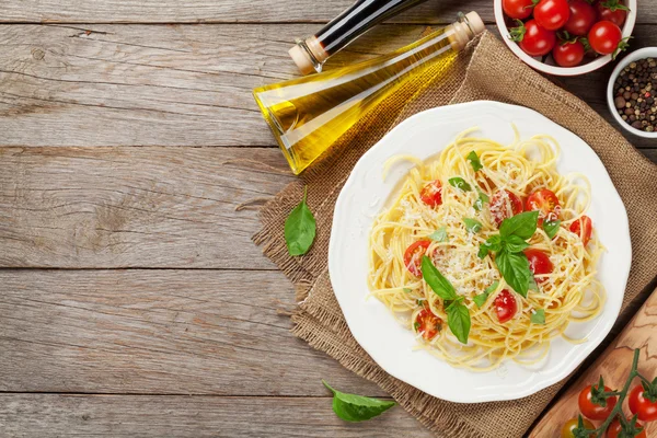 Spagetti makarna domates ve maydanoz ile