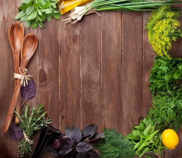 Frische Gartenkräuter rahmen ein — Stockfoto