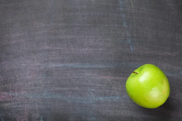 Grönt äpple på blackboard — Stockfoto