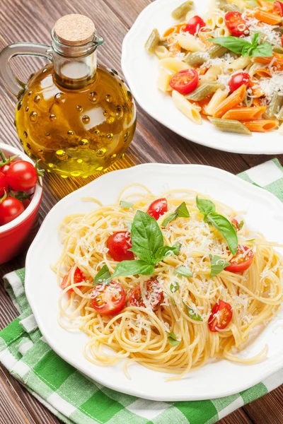 Špagety a penne těstoviny s rajčaty — Stock fotografie