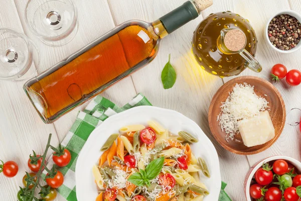 Färgglad pasta och och vitt vin — Stockfoto