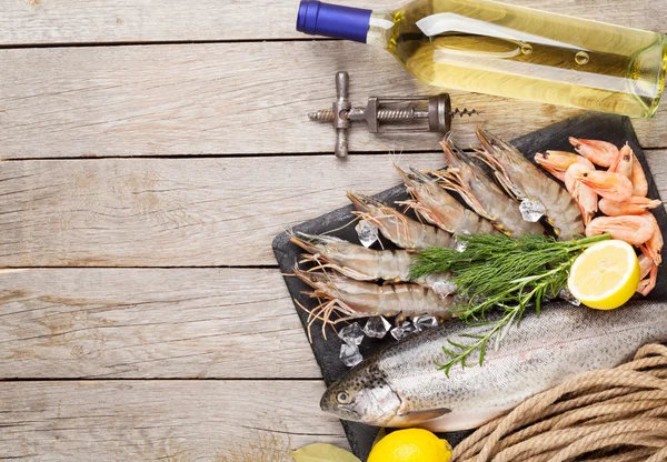 Comida do mar com especiarias e vinho — Fotografia de Stock