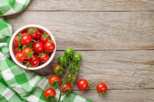 Tomates cereja na mesa de madeira — Fotografia de Stock