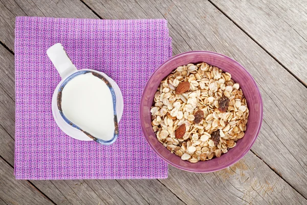 Здоровый завтрак с мюсли и молоком — стоковое фото