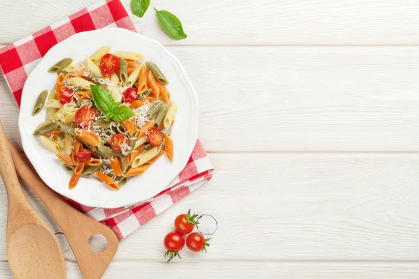 Renkli penne makarna domates ile