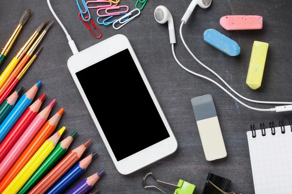 Forniture scolastiche e smartphone — Foto Stock