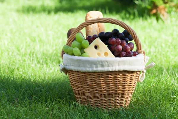 Utomhus picknickkorg på grön gräsmatta — Stockfoto