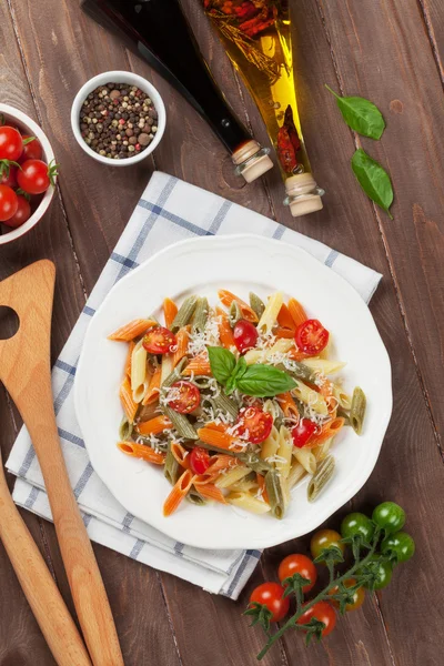 Renkli penne makarna domates ile