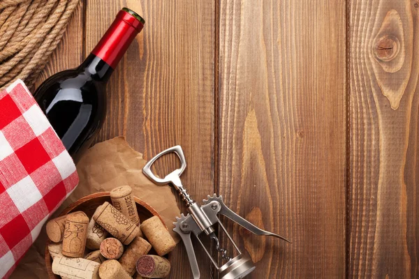 Kırmızı şarap şişesi, mantarlar ve tirbuşon — Stok fotoğraf