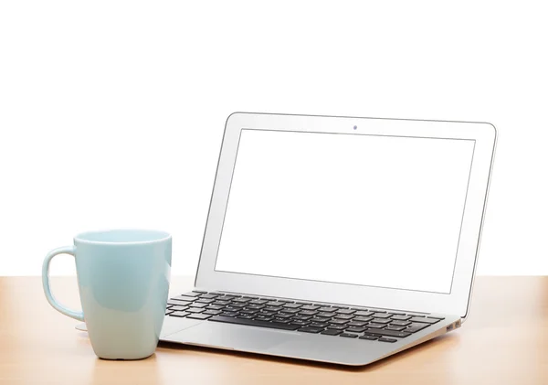 Laptop com tela em branco e copo — Fotografia de Stock