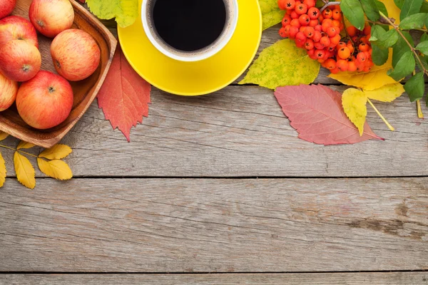 Folhas de outono, frutas de maçã e xícara de café — Fotografia de Stock