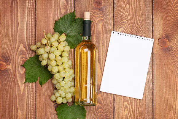Бутылка вина и гроздь винограда — стоковое фото