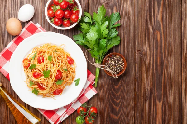 Spagetti makarna domates ile — Stok fotoğraf