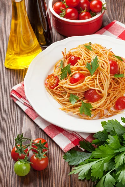 Spagetti makarna domates ve maydanoz ile — Stok fotoğraf