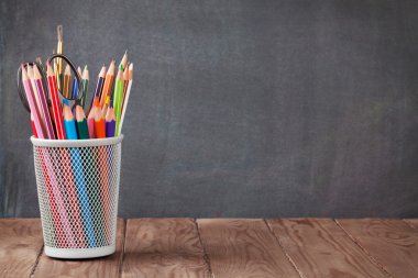 Okul ve ofis malzemeleri üzerinde sınıf tablo