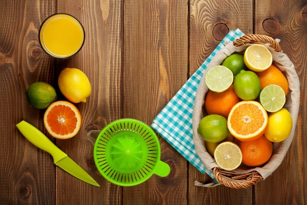 Citrusfrukter och glas saft — Stockfoto