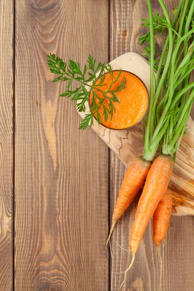 Fresh carrot juice smoothie and roots — Stock Photo, Image