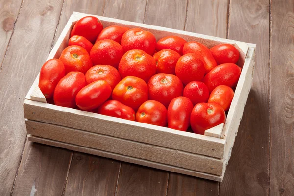 Boîte de tomates rouges — Photo