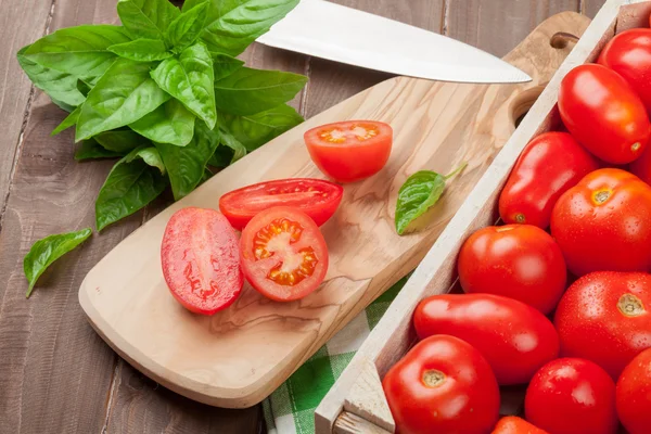 Fresh tomatoes and basil — Stock Photo, Image