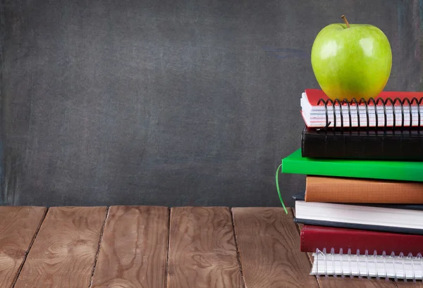 School en kantoorbenodigdheden op tafel — Stockfoto