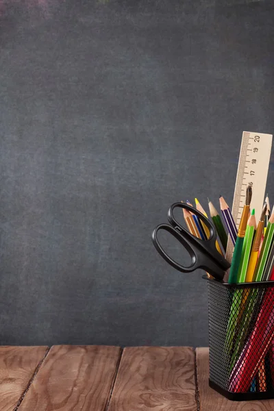 School en kantoorbenodigdheden op tafel — Stockfoto