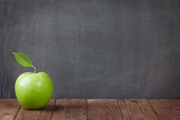 Fruta de manzana en mesa de clase —  Fotos de Stock