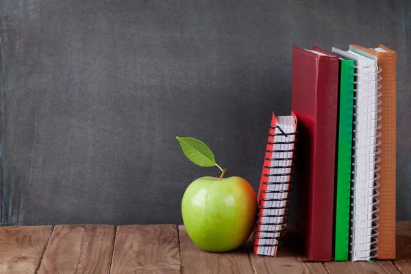 School en kantoorbenodigdheden op tafel — Stockfoto