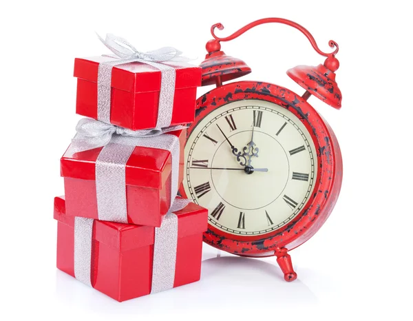 Різдвяний годинник і три подарункові коробки — стокове фото