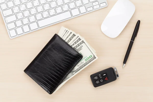 Bürotisch mit PC und Bargeld — Stockfoto