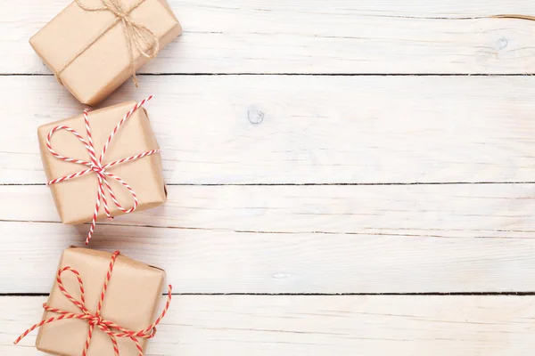 Geschenkdozen op houten tafel — Stok fotoğraf