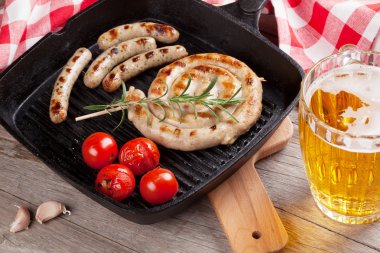 Izgara sosis ve bira bardağı