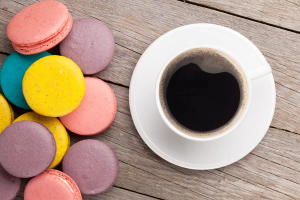 Biscotti macaron colorati e tazza di caffè — Foto Stock
