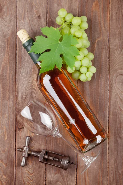 Ramo de uvas, vino blanco y corcho —  Fotos de Stock