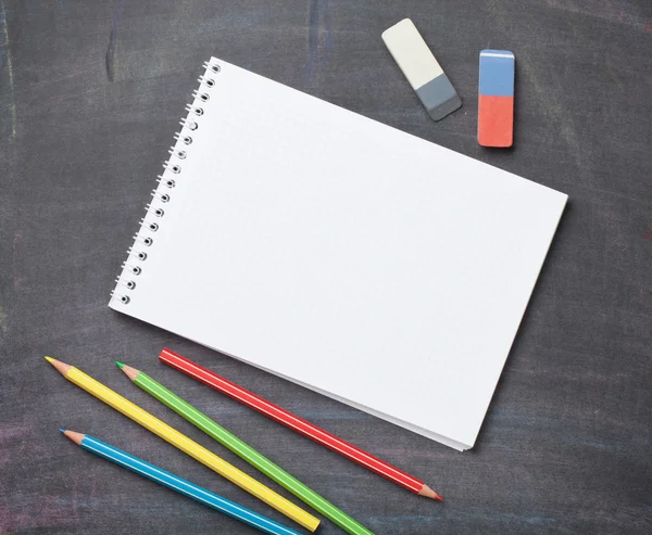 Üres jegyzettömböt és színes ceruzák — Stock Fotó
