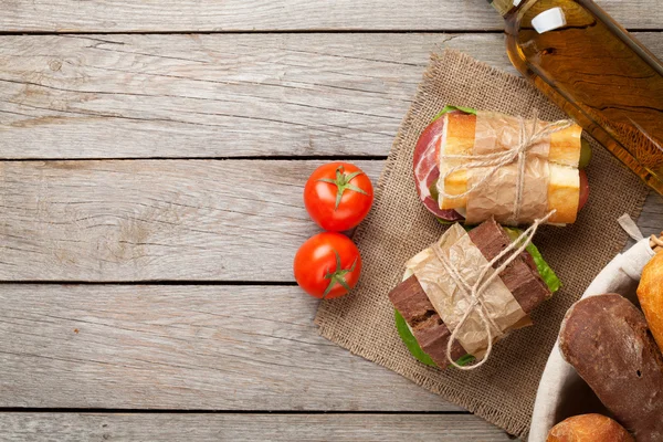 Zwei Sandwiches und Weißwein — Stockfoto