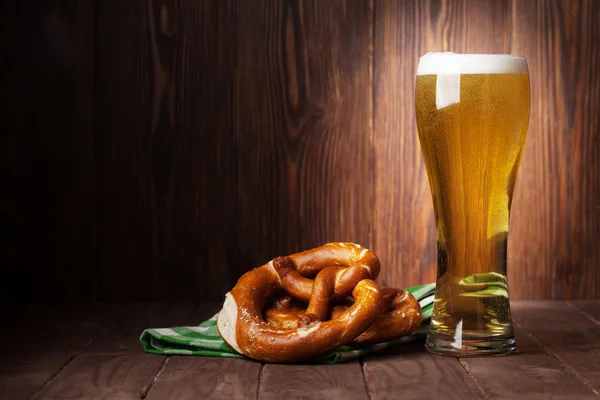 Lager vaso de cerveza y pretzel —  Fotos de Stock