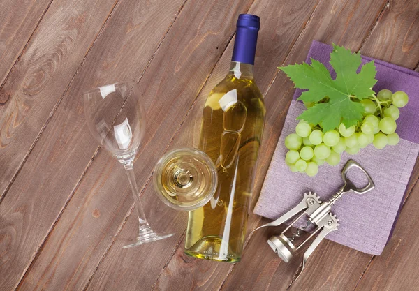Ramo de uvas, vino blanco y corcho —  Fotos de Stock