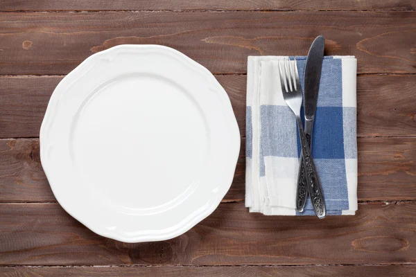 Empty plate and silverware — Stock Photo, Image