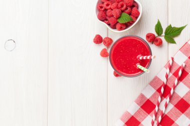 Ahududu güler yüzlü ve çilek