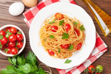Spagetti makarna domates ve maydanoz ile