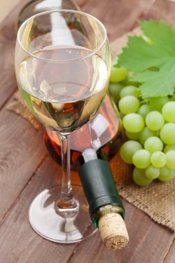 Beyaz şarap cam, şişe ve üzüm