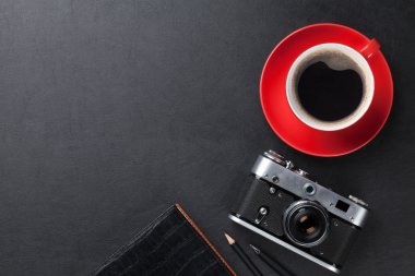 Kamera, sarf malzemeleri ve kahve fincanı ile Danışma