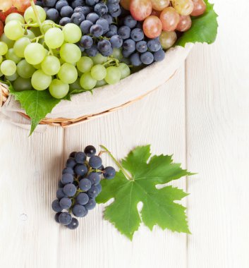 Kırmızı, mor ve beyaz üzüm demet