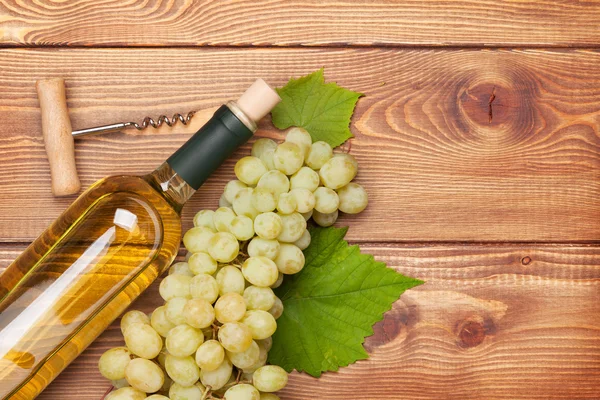 White wine bottle and bunch of white grapes — Stock Photo, Image