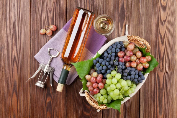 Vino blanco y uvas —  Fotos de Stock