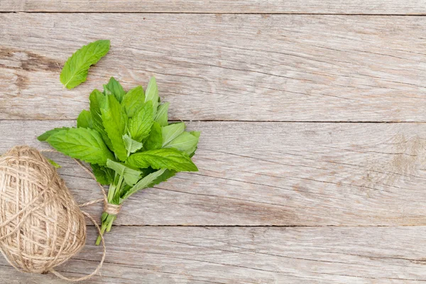 Manojo de menta fresca en la mesa de jardín — Foto de Stock