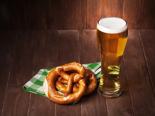 Lager vaso de cerveza y pretzel — Foto de Stock